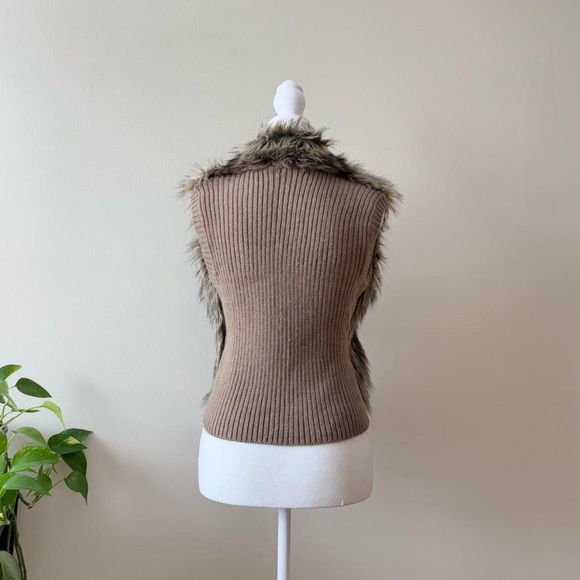 VINTAGE FAUX FUR VEST - Picture 2 of 4